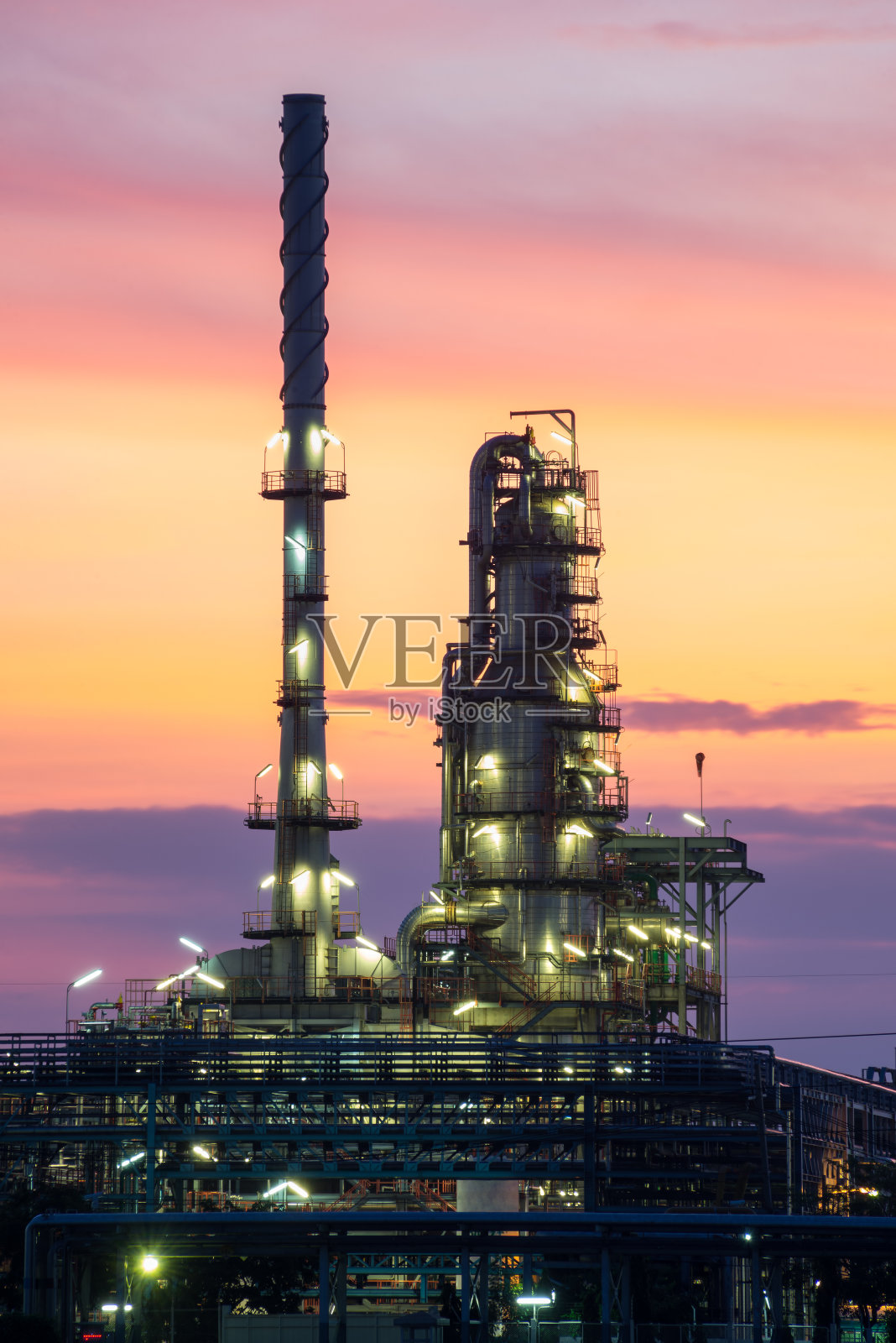 黄昏时分的炼油厂照片摄影图片