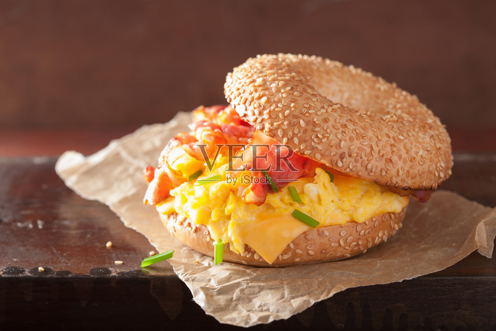 早餐三明治，百吉饼，鸡蛋，培根，奶酪照片摄影图片