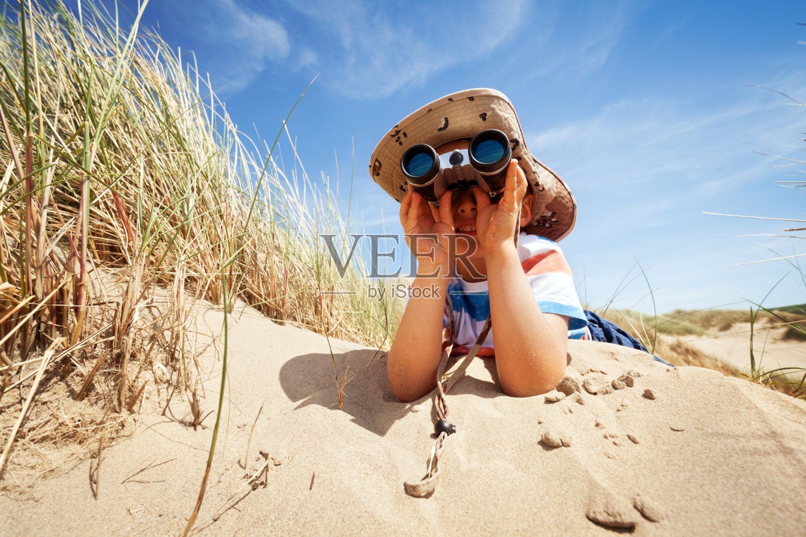海滩上的孩子探险家照片摄影图片