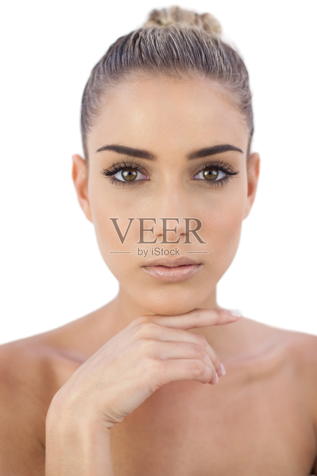 专注的女人看着镜头照片摄影图片