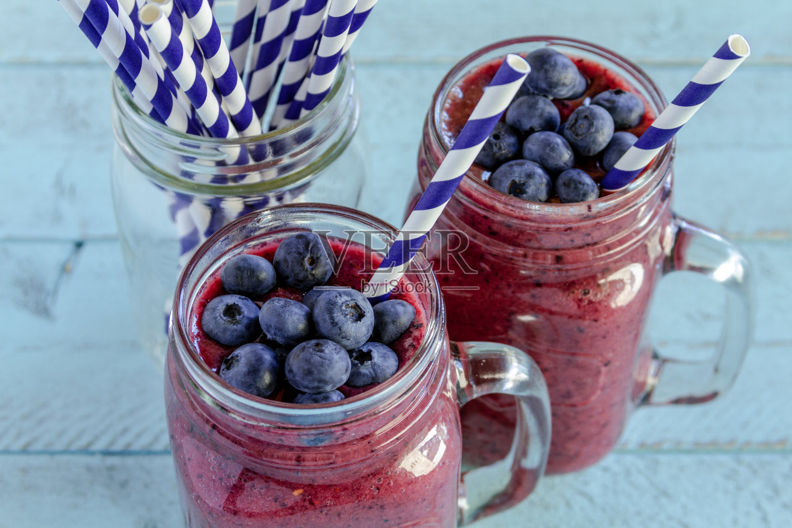 蓝莓和黑莓奶昔照片摄影图片