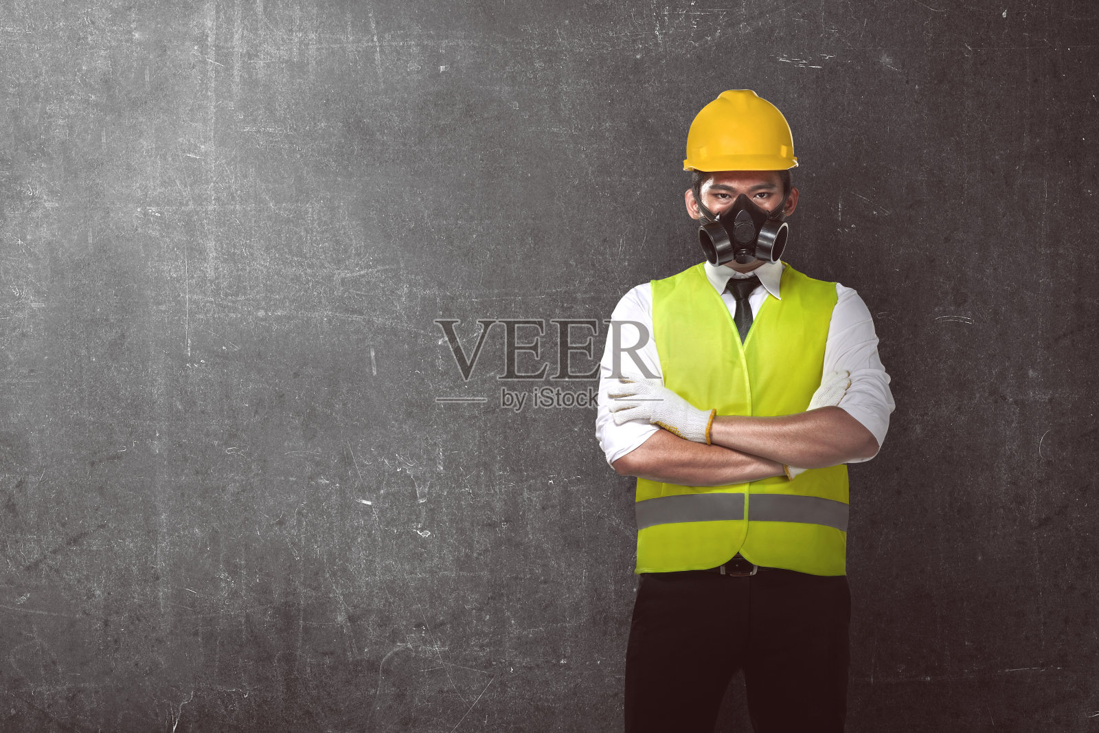 亚洲工人穿着安全背心和黄色头盔照片摄影图片