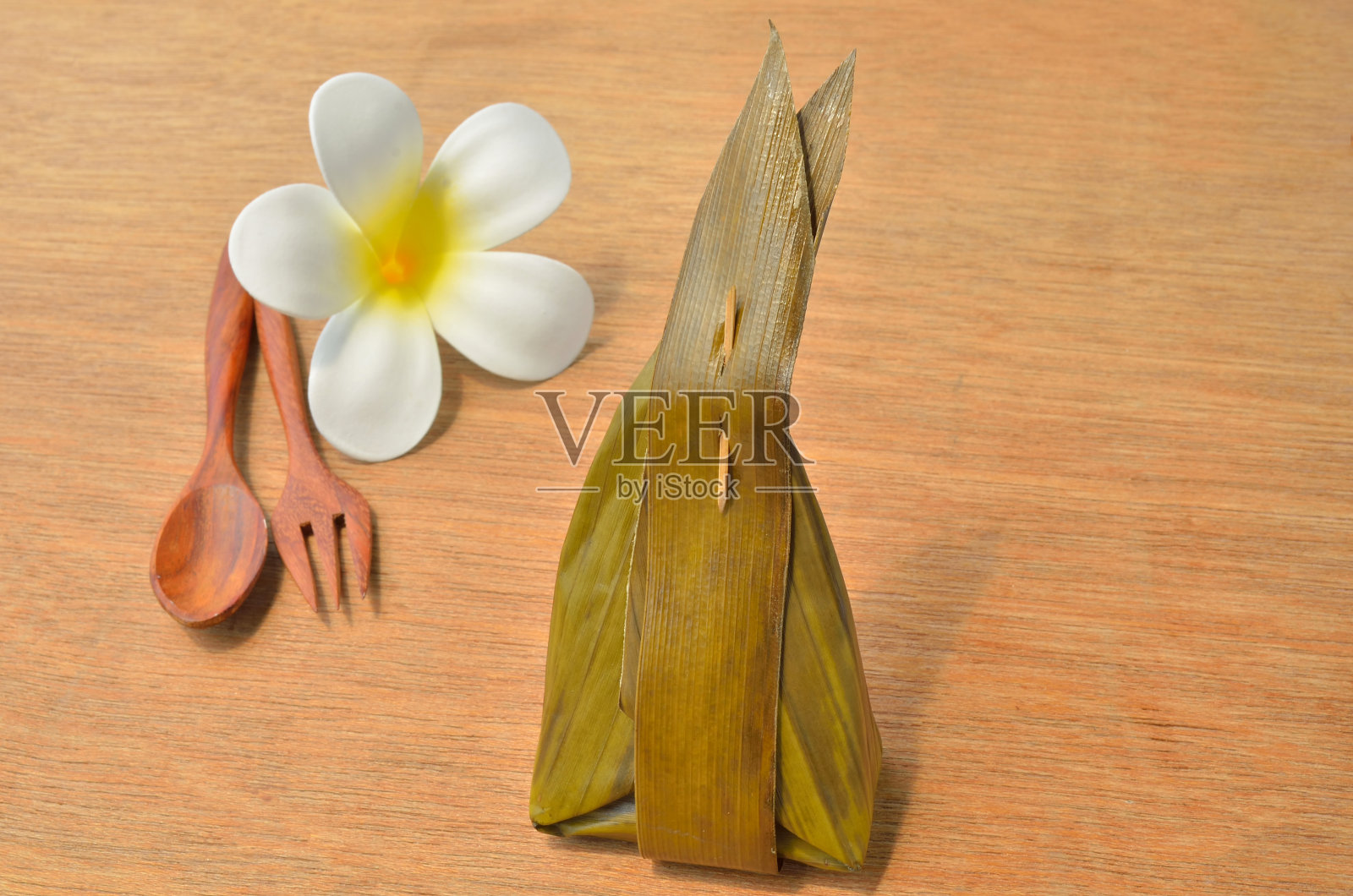 泰国甜点用香蕉叶包裹糯米照片摄影图片