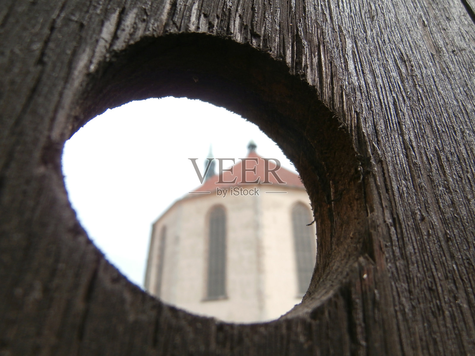透过木孔观看教堂照片摄影图片