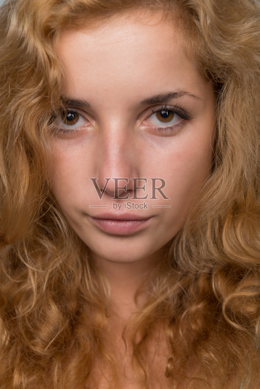 年轻美丽的金发女郎照片摄影图片