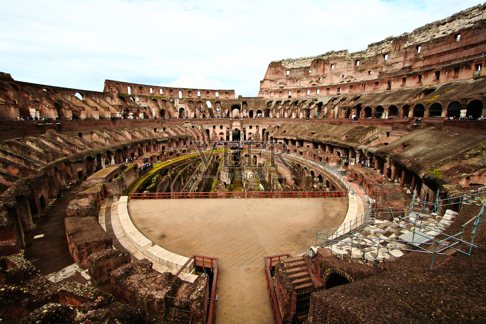 罗马斗兽场或罗马斗兽场在意大利阳光灿烂的天空照片摄影图片