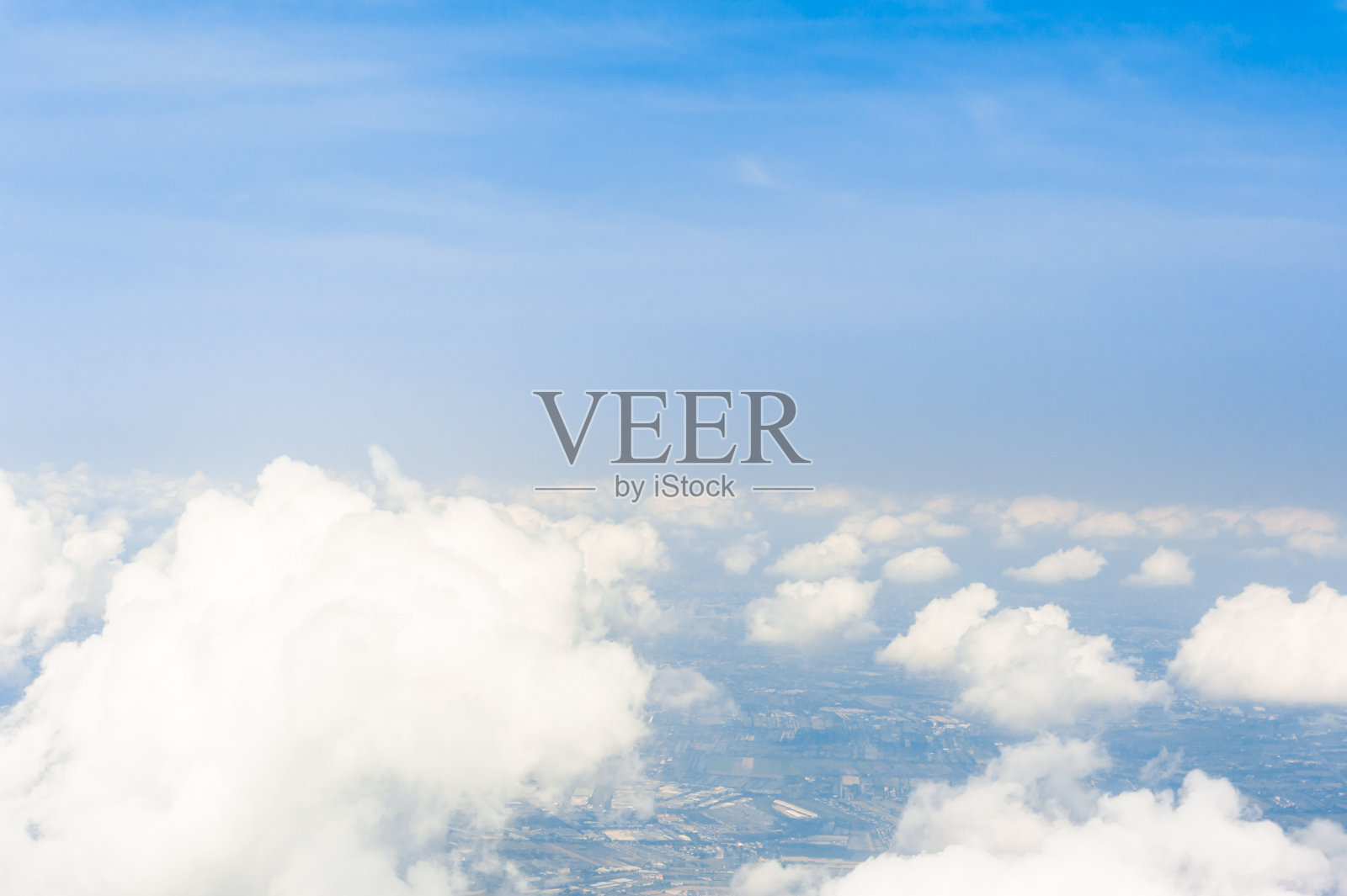 蓝天带云鸟瞰照片摄影图片