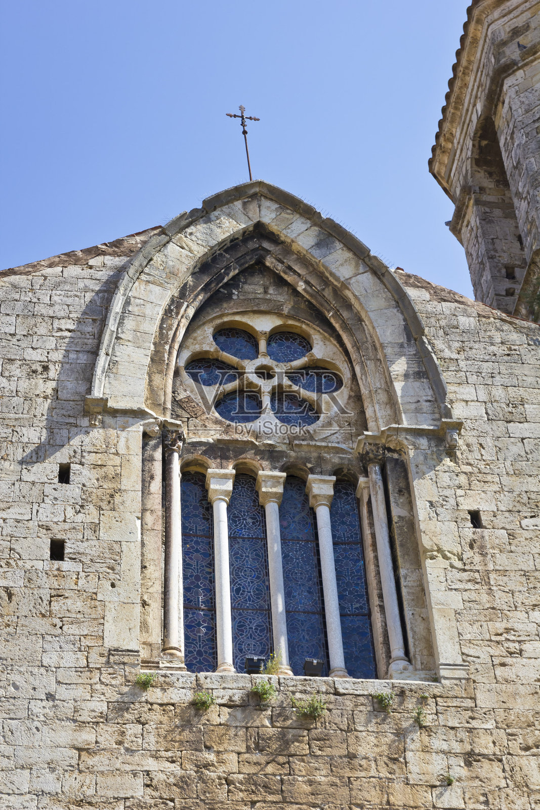 低角度的中世纪教堂华丽的窗户照片摄影图片