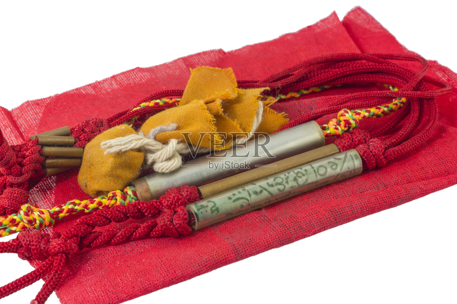 白色背景上的护身符照片摄影图片