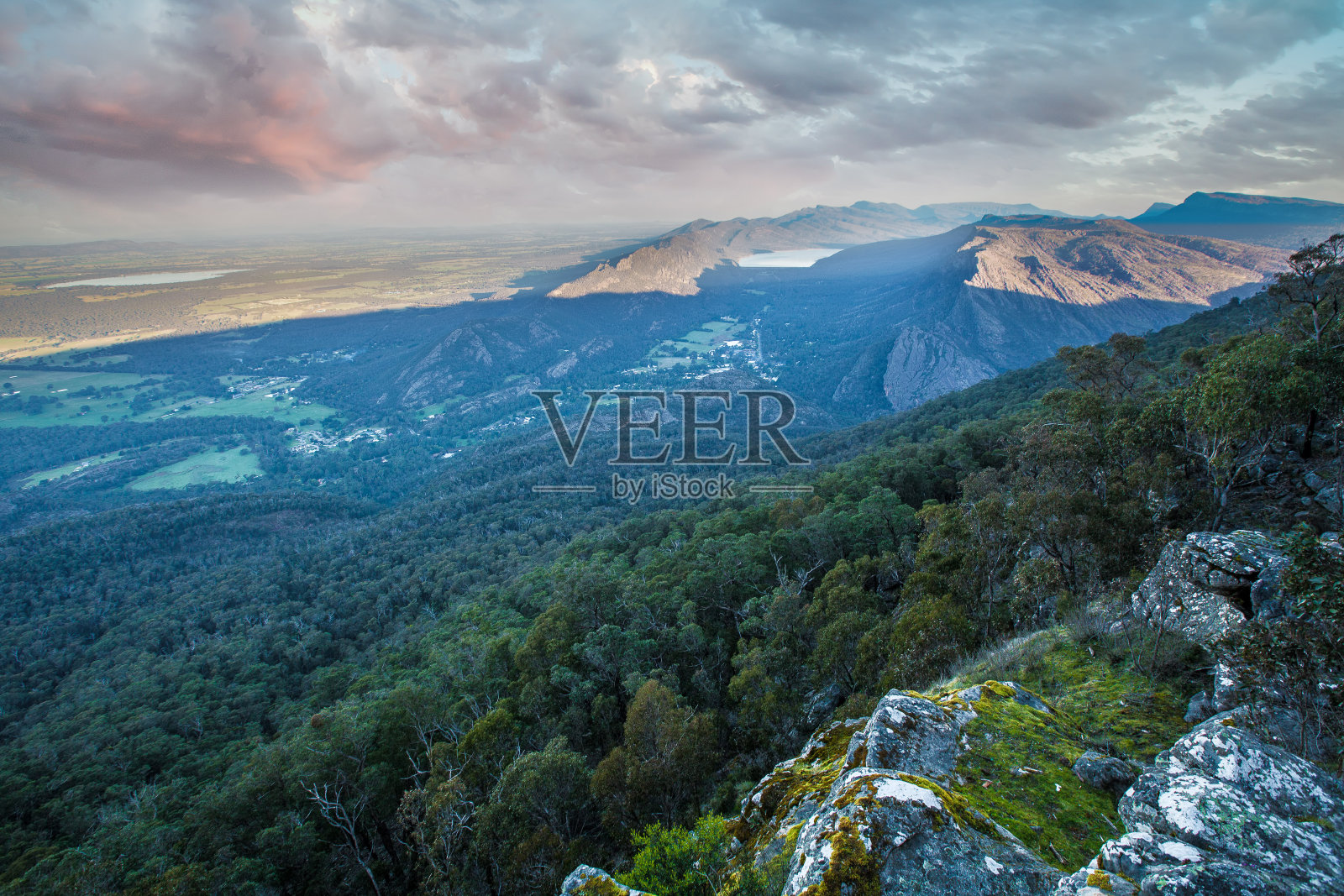 贝尔菲尔德湖，来自格兰平斯的博罗卡瞭望台照片摄影图片