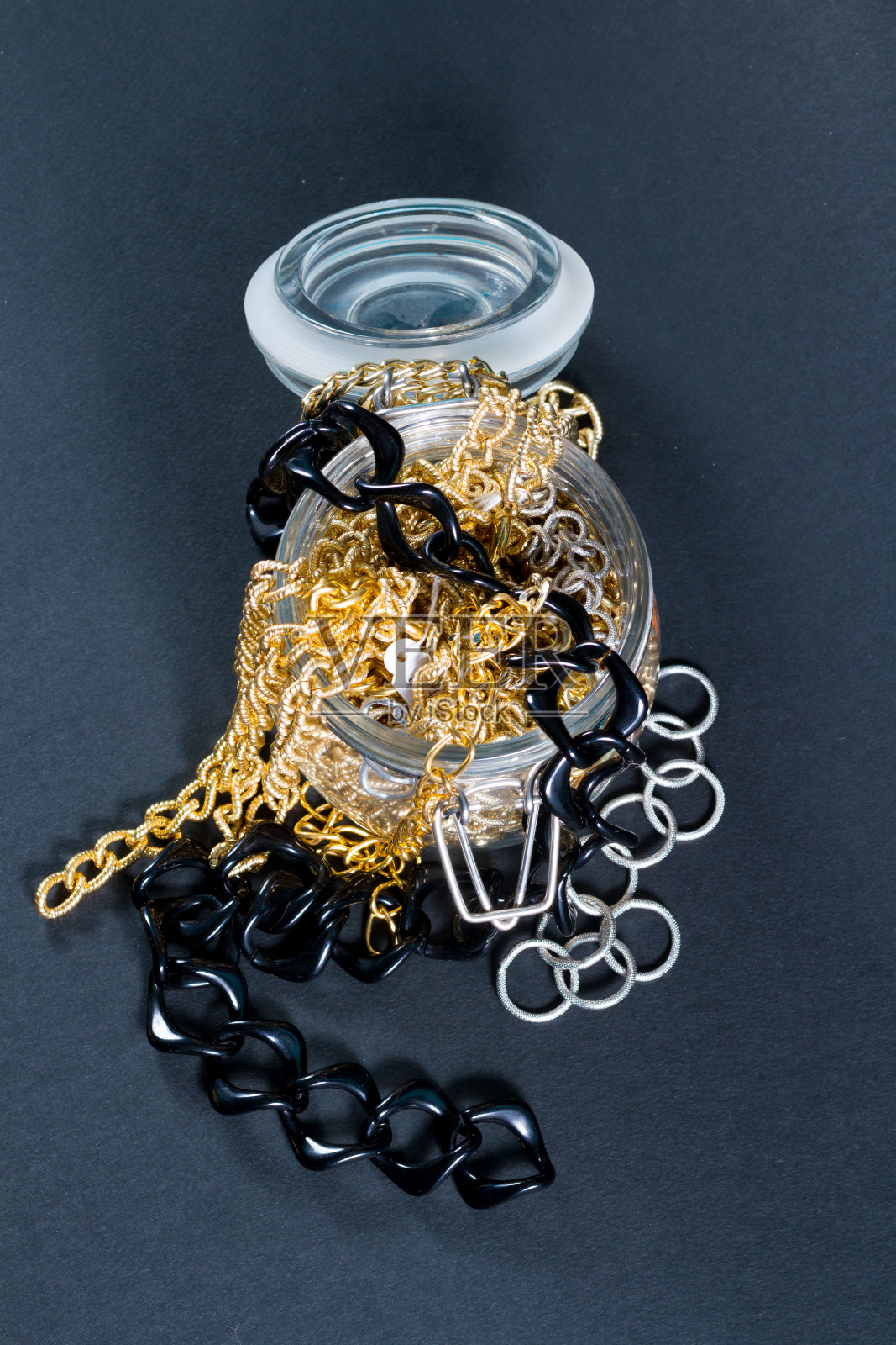 假珠宝和链条照片摄影图片