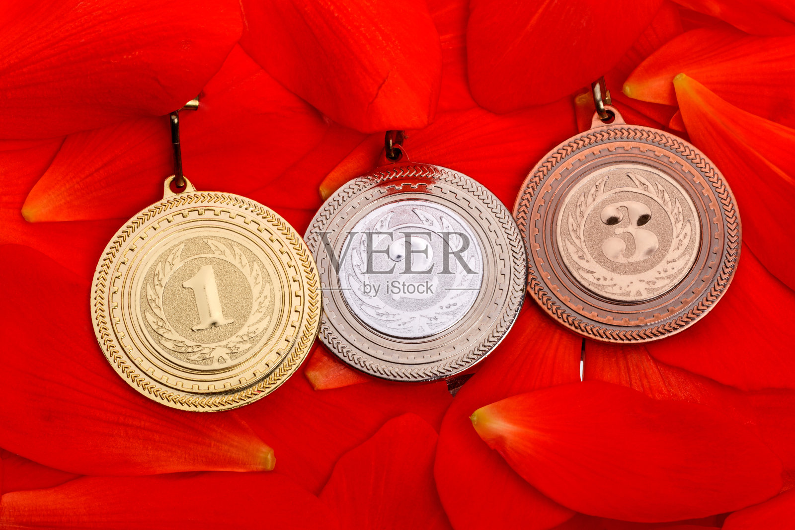 红色花瓣上的体育奖牌照片摄影图片