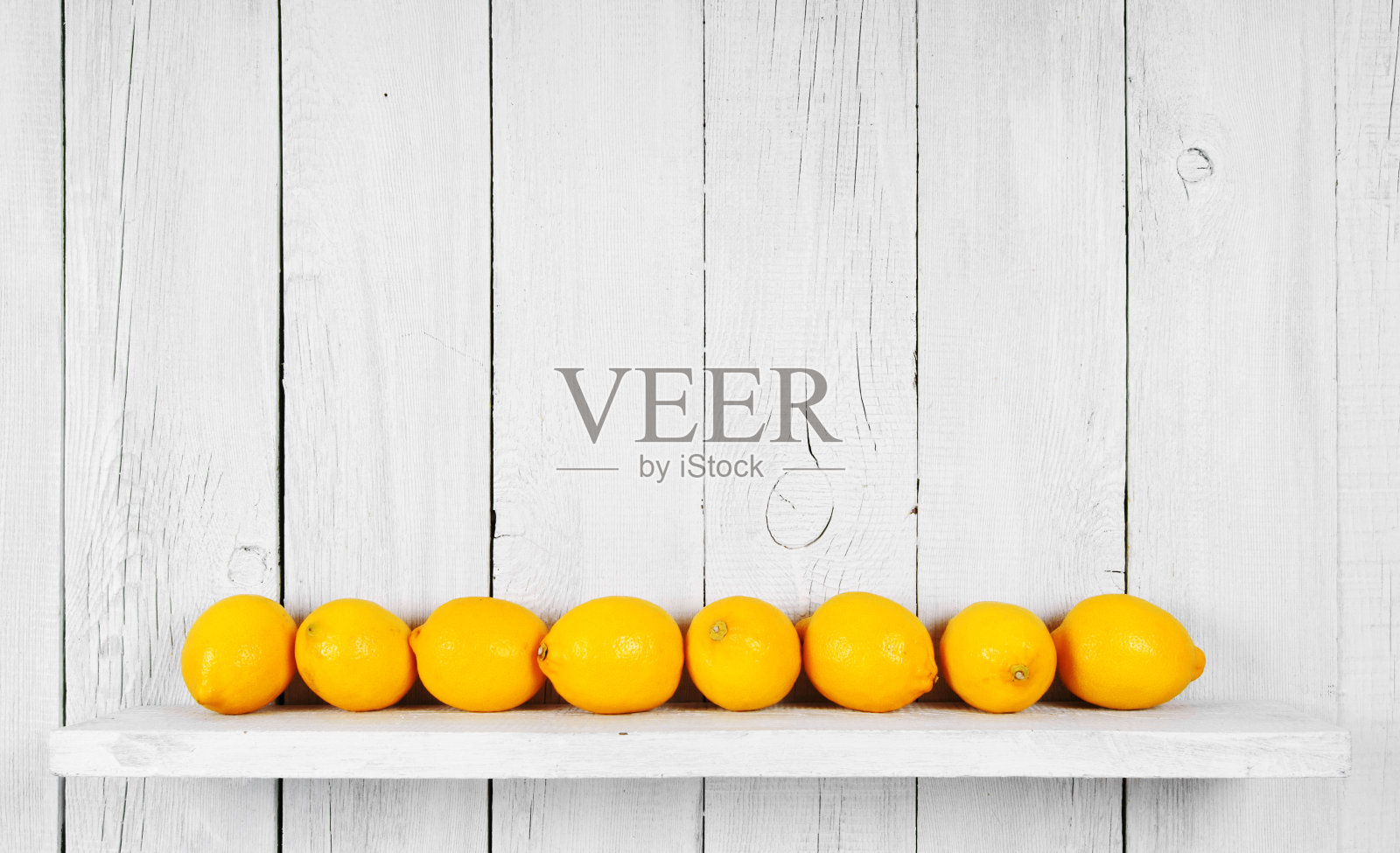 木制背景上的柠檬。照片摄影图片