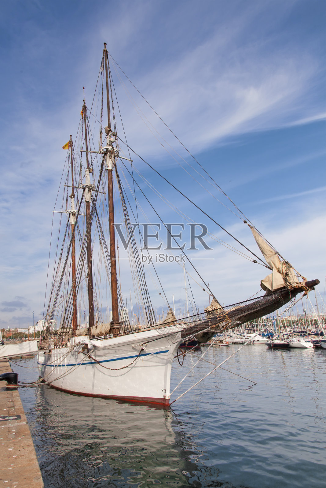 港口里的老式帆船照片摄影图片