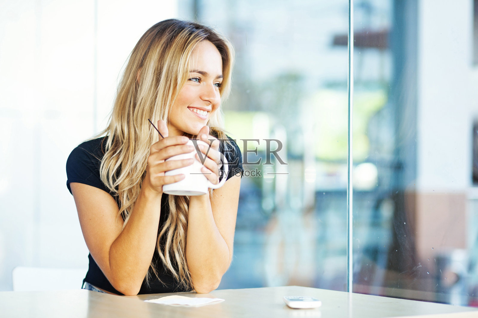 年轻女子在家喝咖啡照片摄影图片