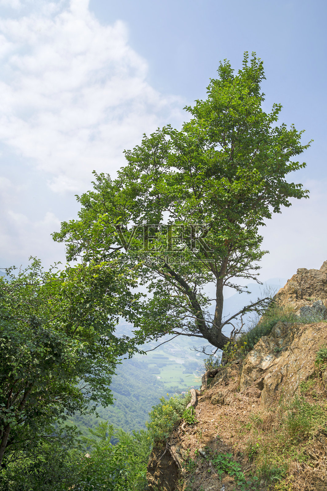 意大利皮埃蒙特皮尔基里亚诺山的美丽风光照片摄影图片