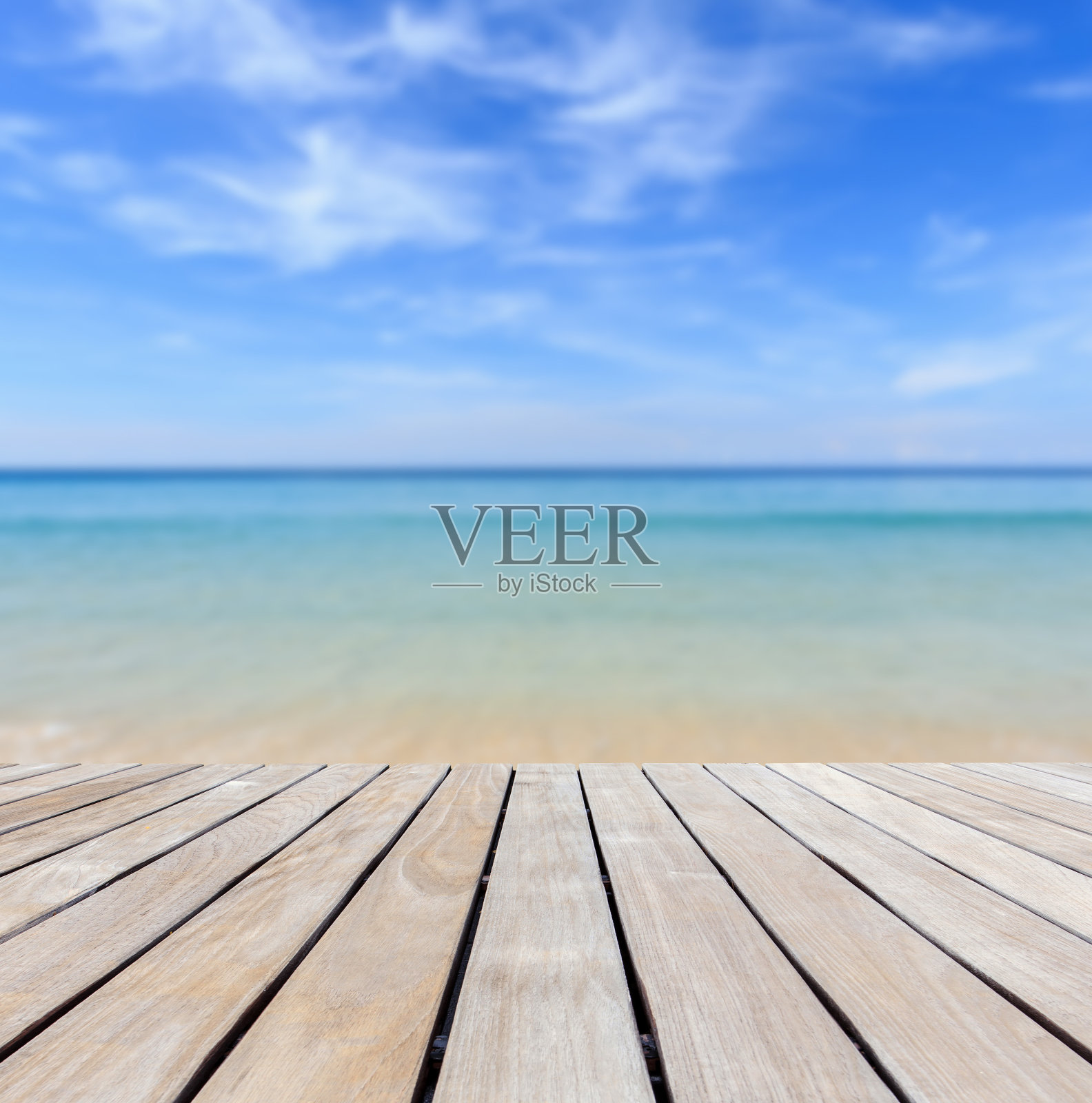 灰色木质甲板和热带海滩照片摄影图片