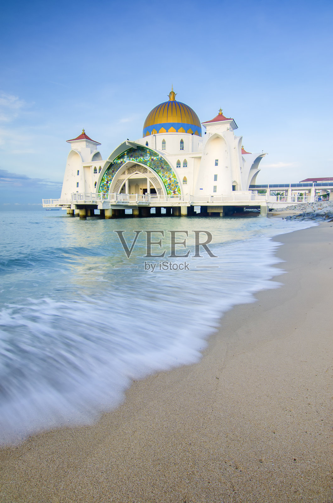 蓝天下马六甲海峡清真寺的壮观景象照片摄影图片