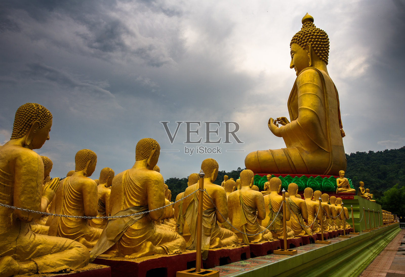 金色的佛像照片摄影图片