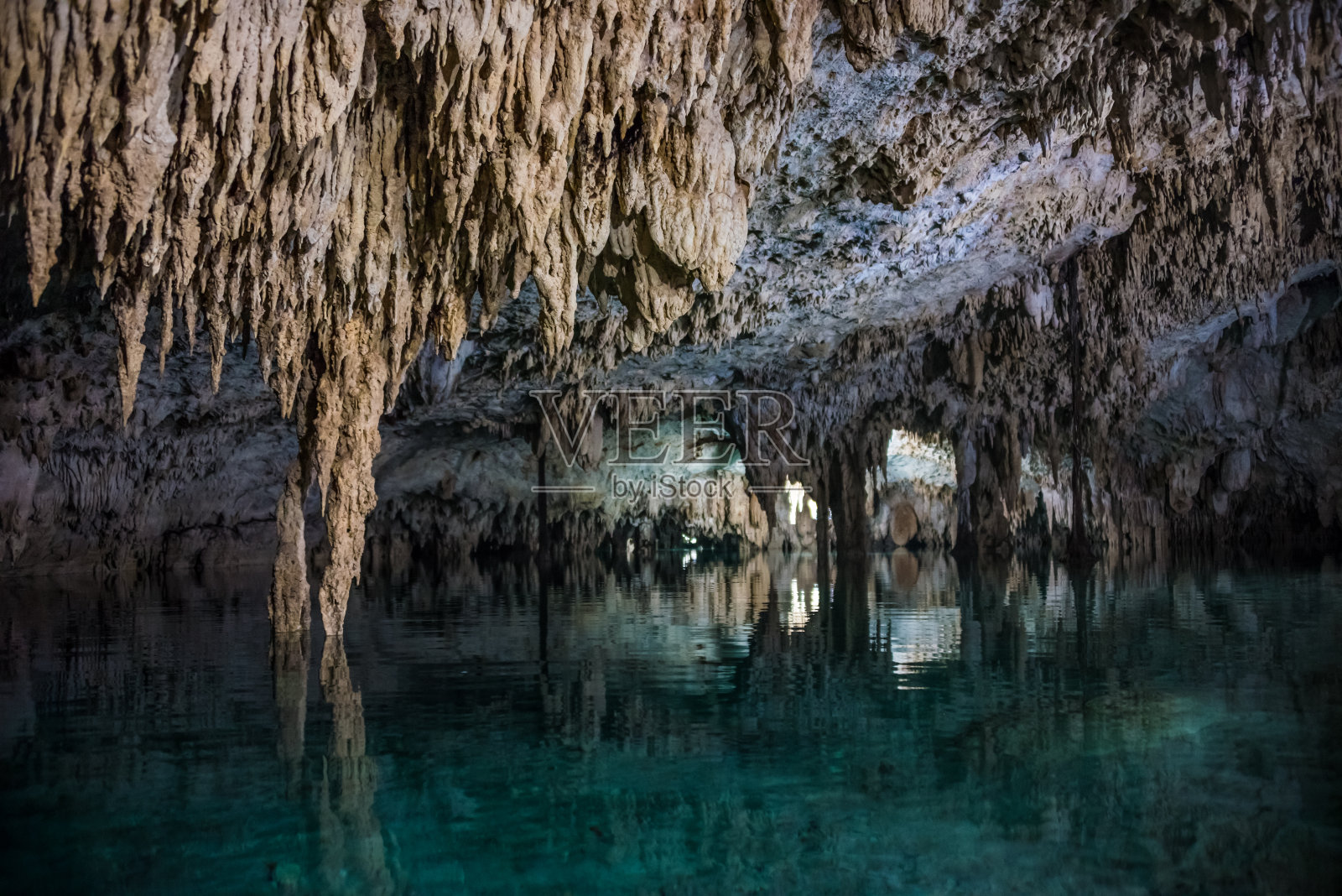 位于墨西哥图卢姆玛雅里维埃拉的天然井宠物公墓照片摄影图片