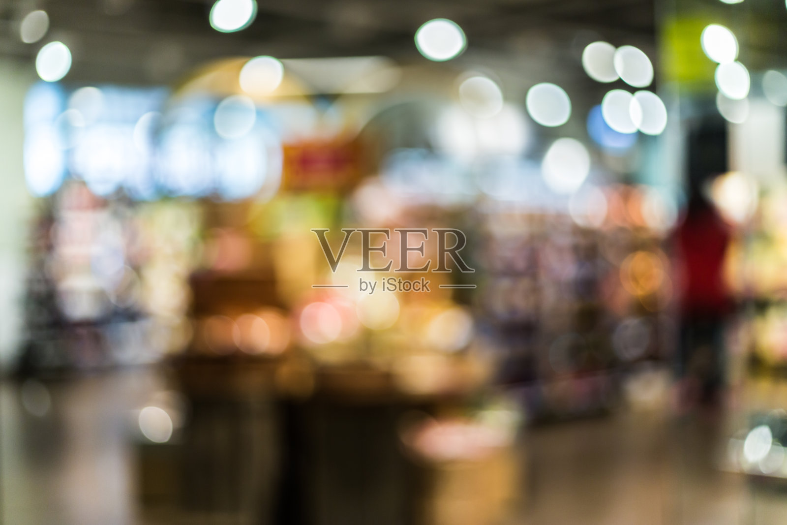 运动模糊了购物中心里的人照片摄影图片