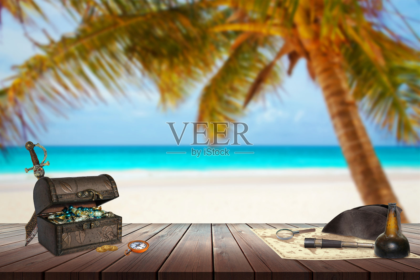 海盗桌上的宝藏，地图，朗姆酒，指南针，刀。照片摄影图片