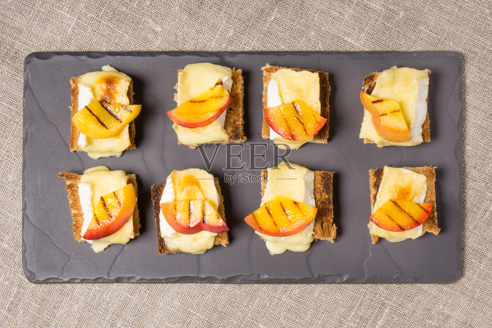 配烤布里干酪和油桃的开胃小菜照片摄影图片