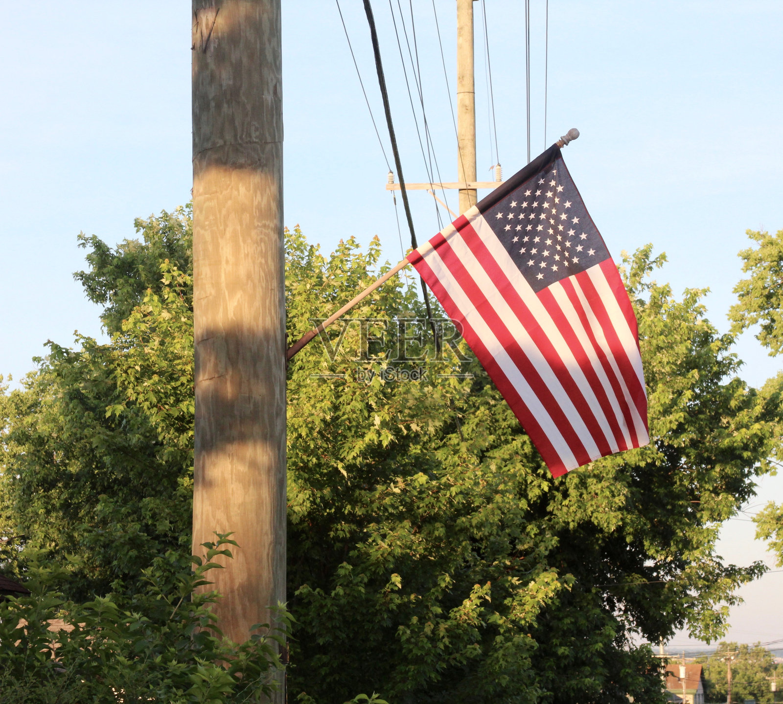电线杆上的旗帜照片摄影图片