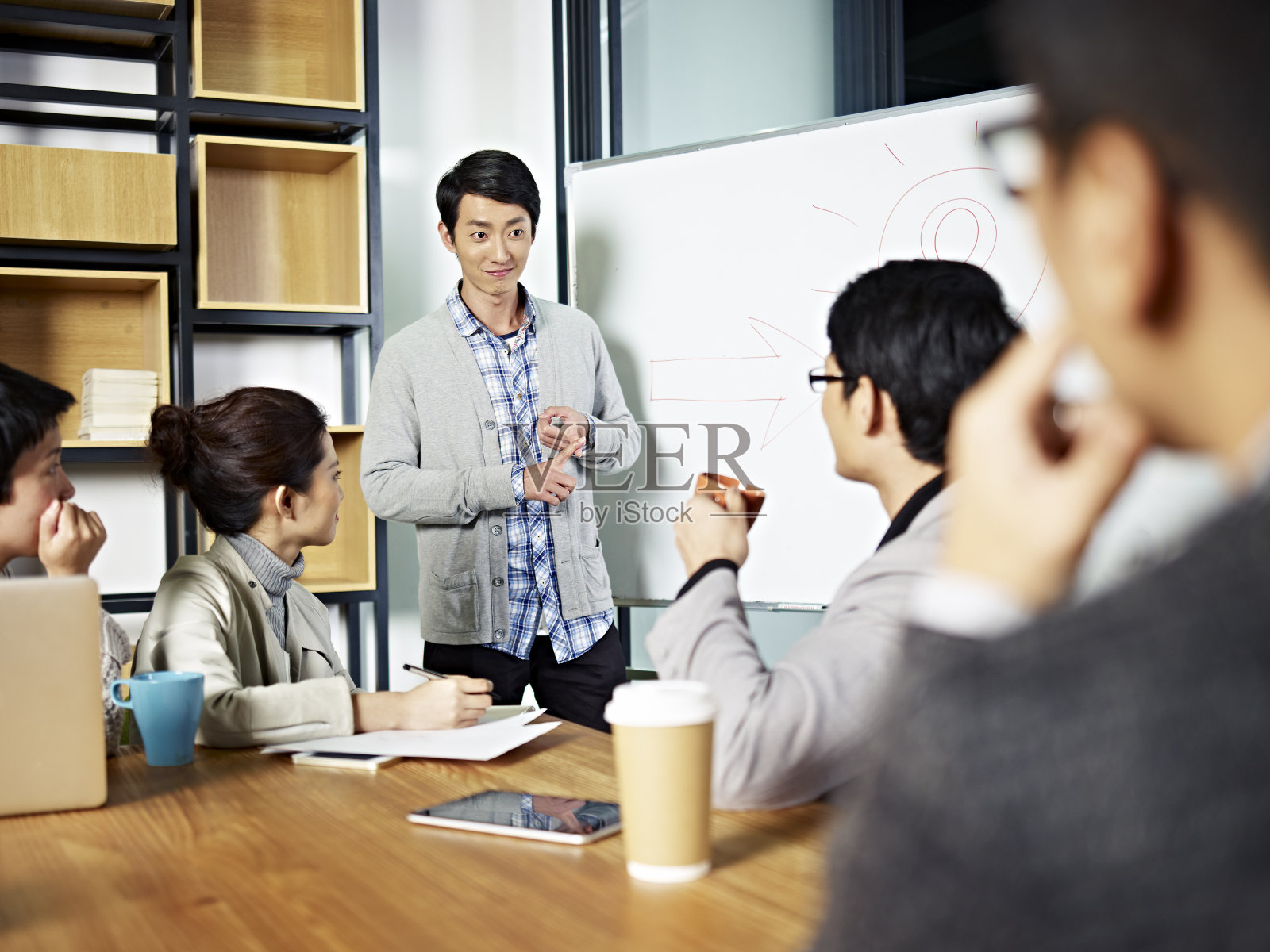 年轻的亚洲商人促进讨论照片摄影图片