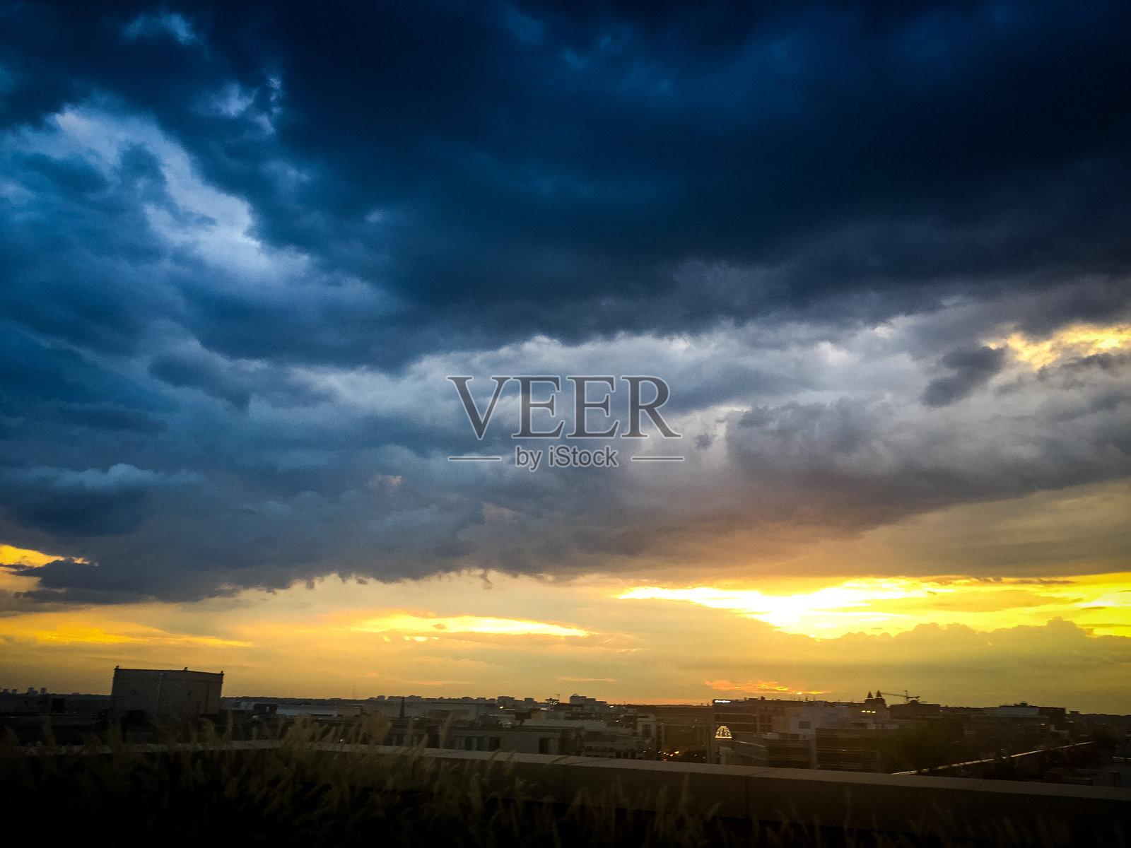 乌云日落照片摄影图片