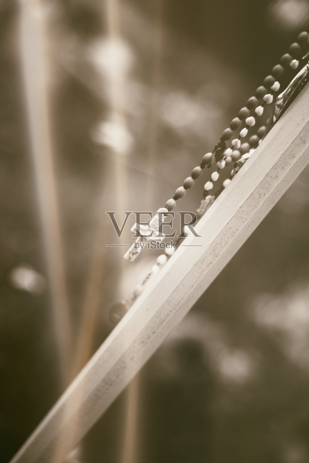 老木十字架上的念珠照片摄影图片