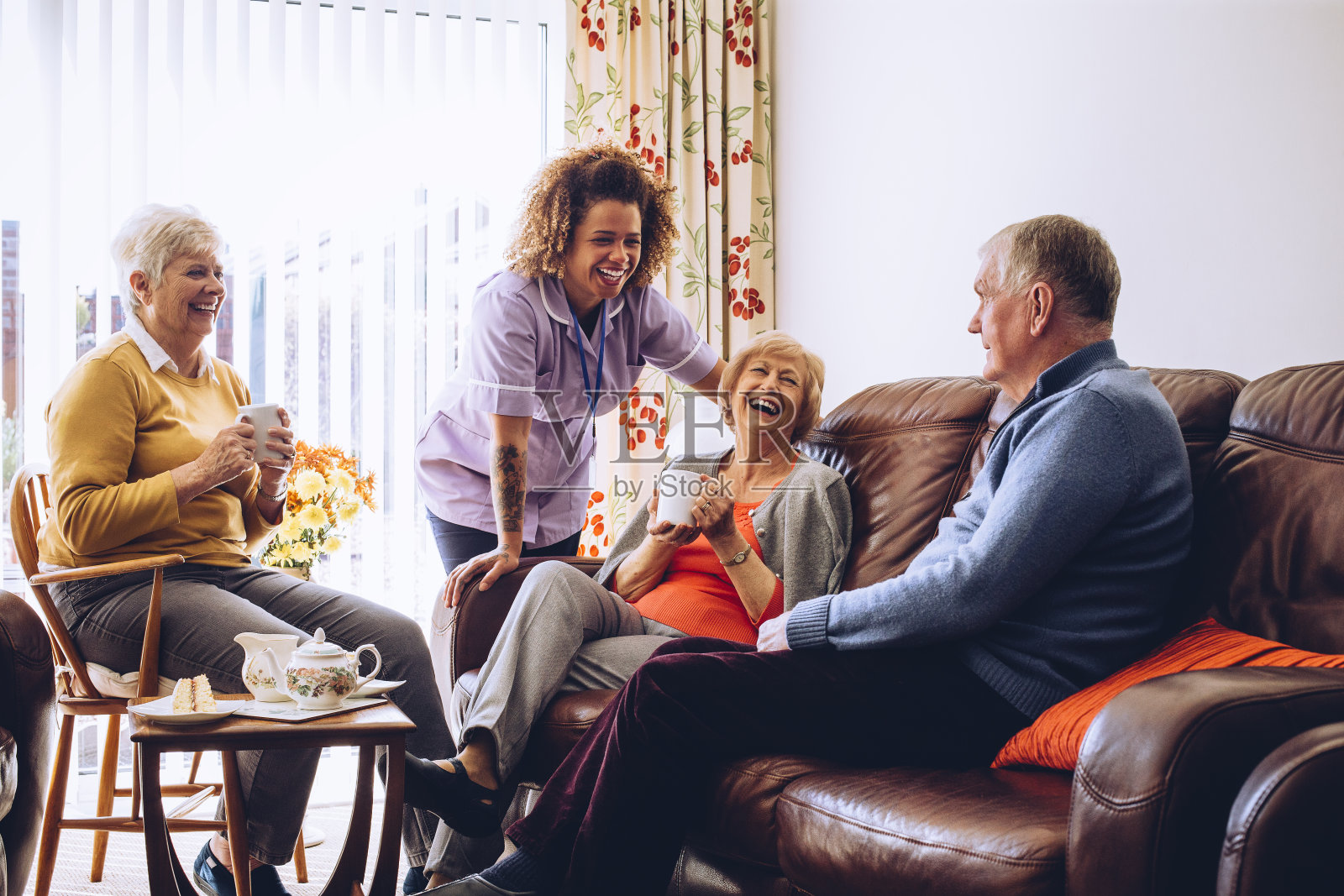 护理之家的茶和蛋糕照片摄影图片