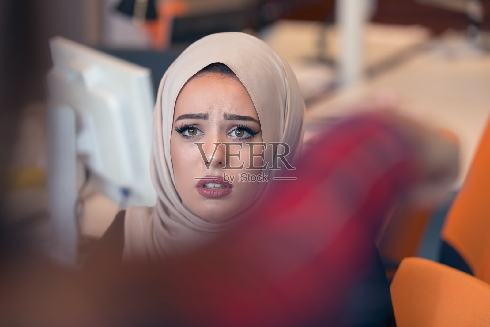 忧心忡忡的女商人收到了来自同事的通知照片摄影图片