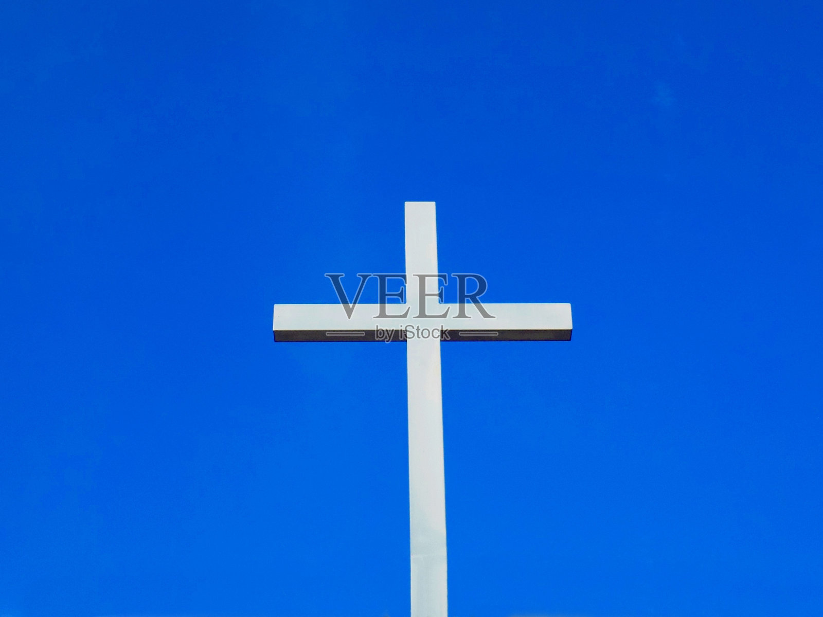基督教十字架，教堂上的宗教象征和蓝天照片摄影图片