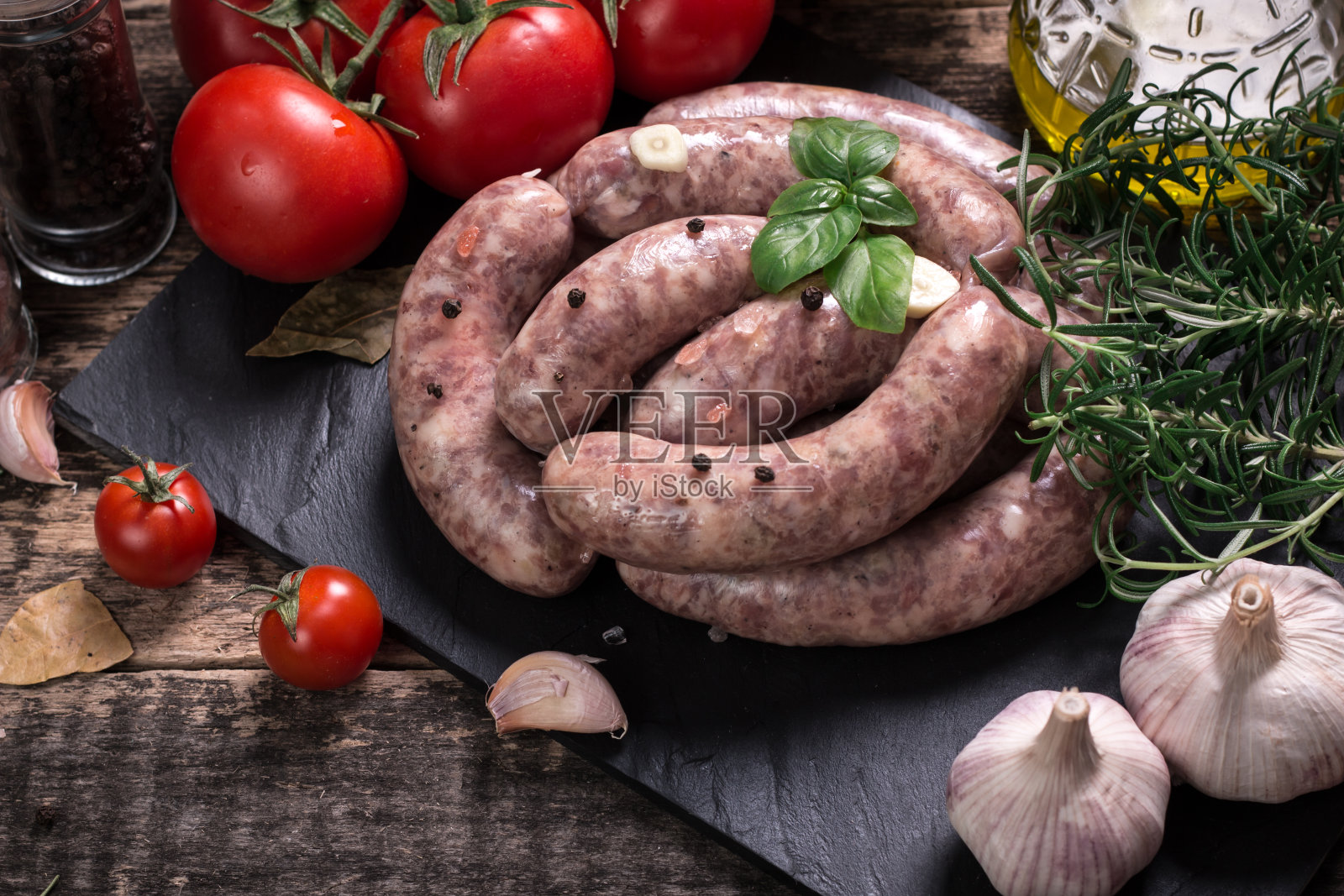 新鲜的香肠搭配新鲜迷迭香照片摄影图片