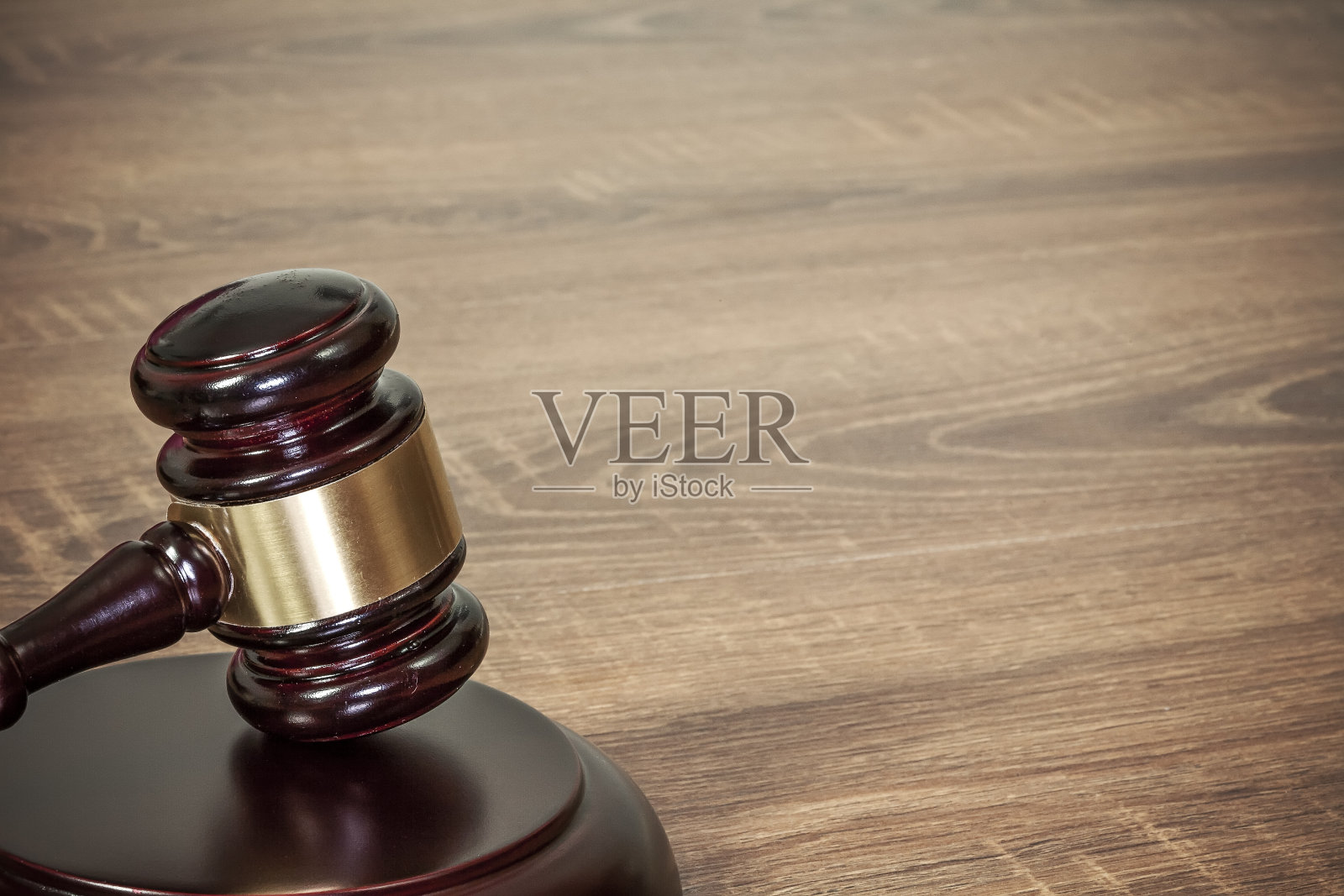 把木槌放在桌上照片摄影图片