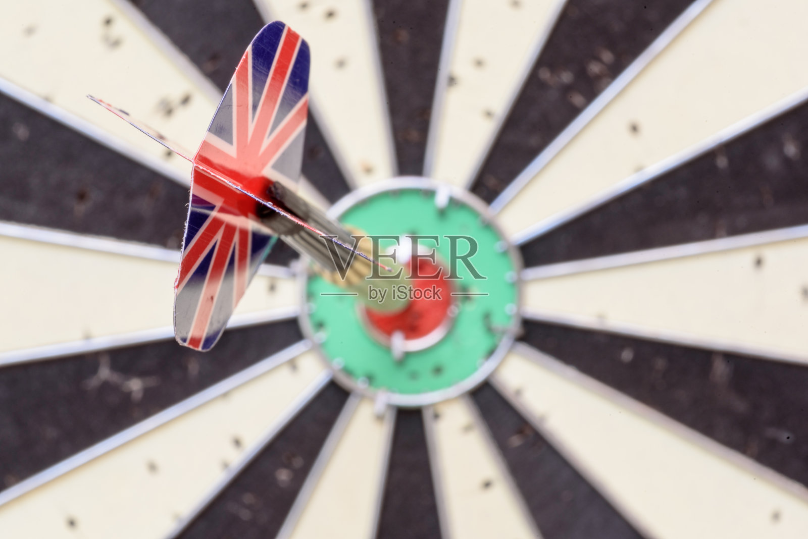 英国国旗飞镖卡在靶心板上照片摄影图片