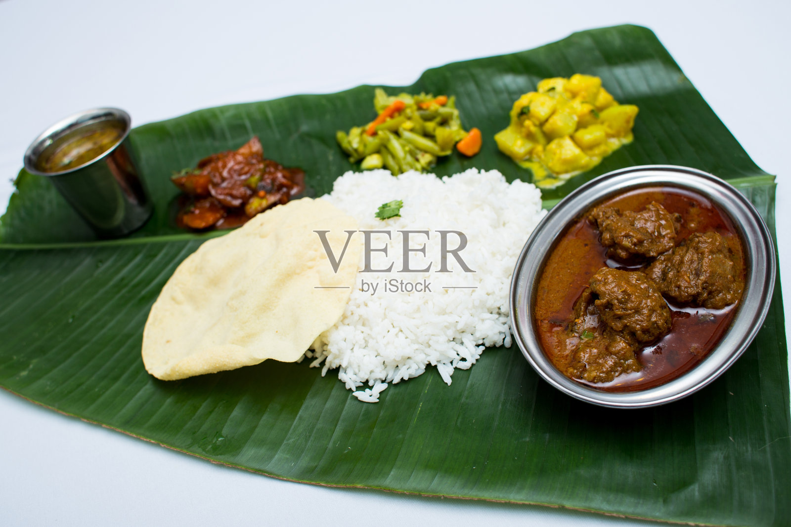 芭蕉叶托盘上的印度羊肉白饭照片摄影图片