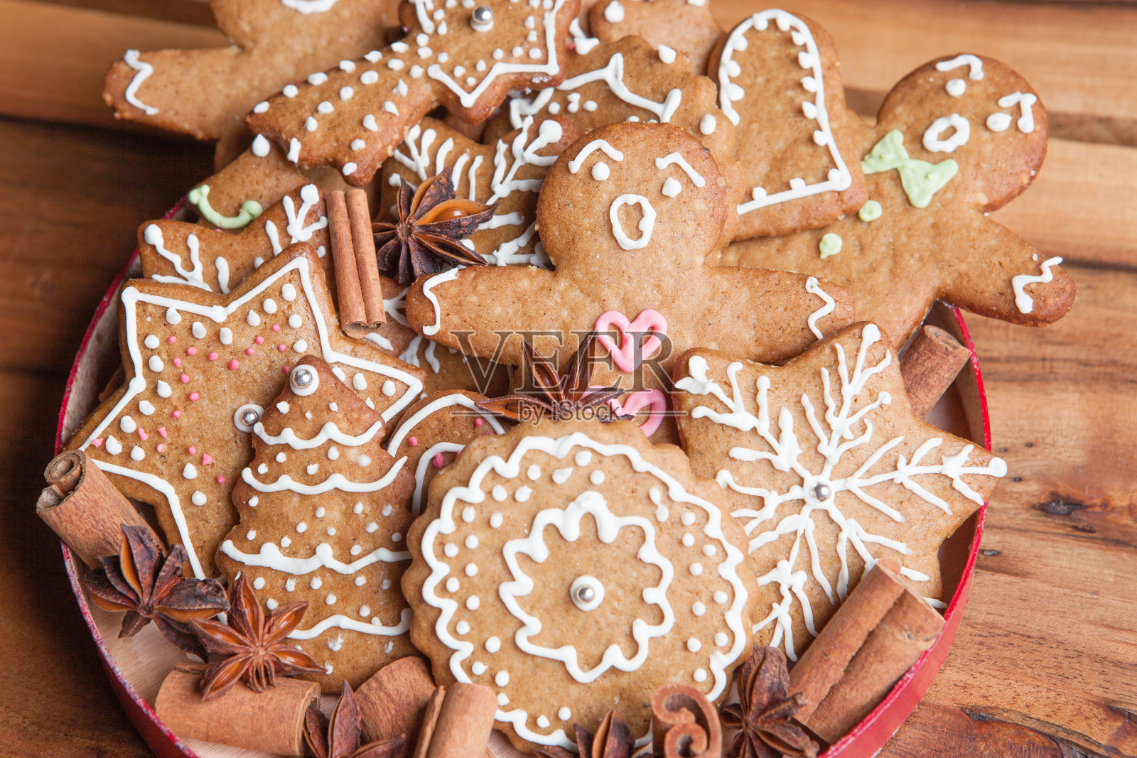 圣诞节自制的姜饼饼干放在木桌上照片摄影图片