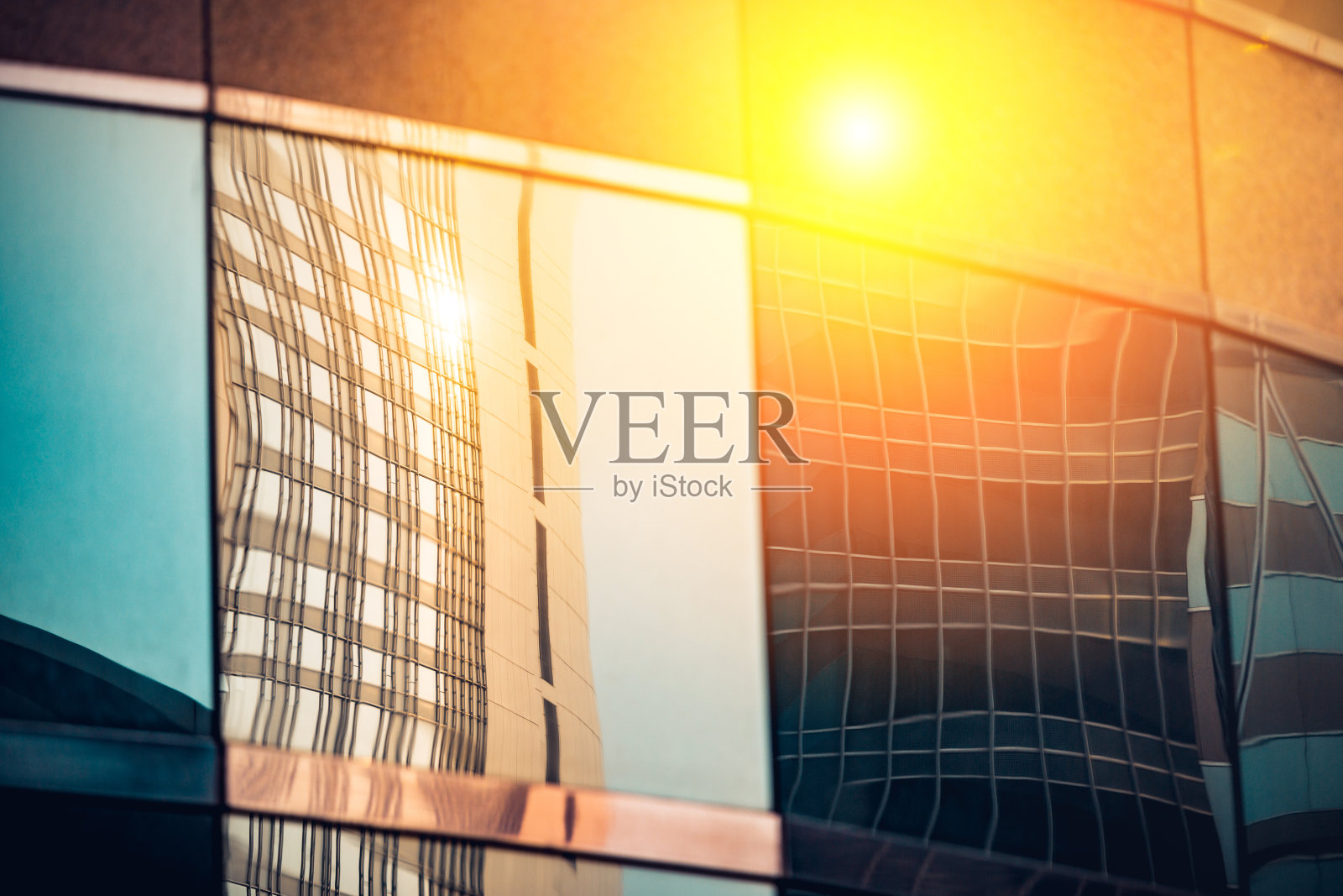 现代商业建筑的阳光反射窗照片摄影图片