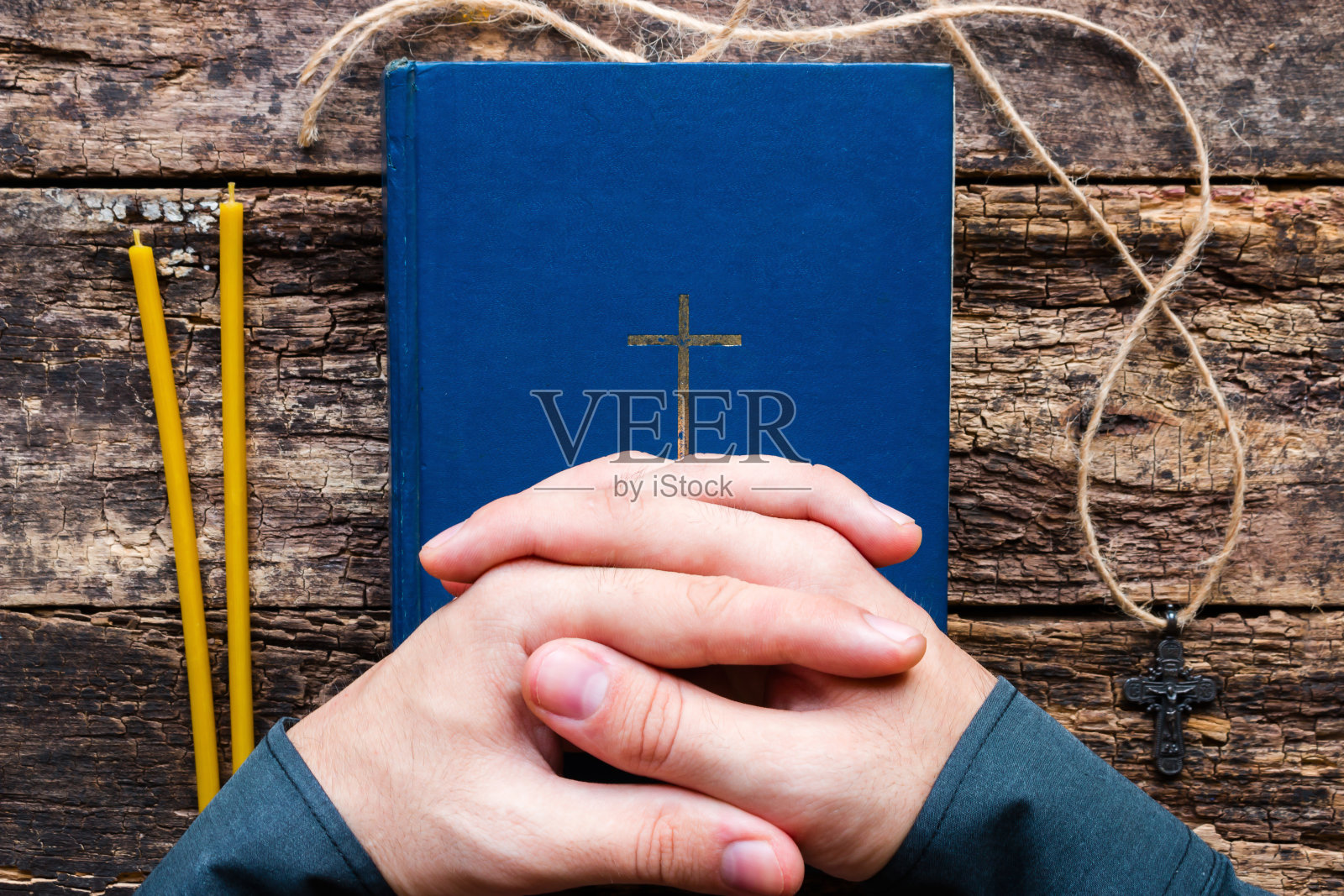 对着圣经祈祷的人照片摄影图片