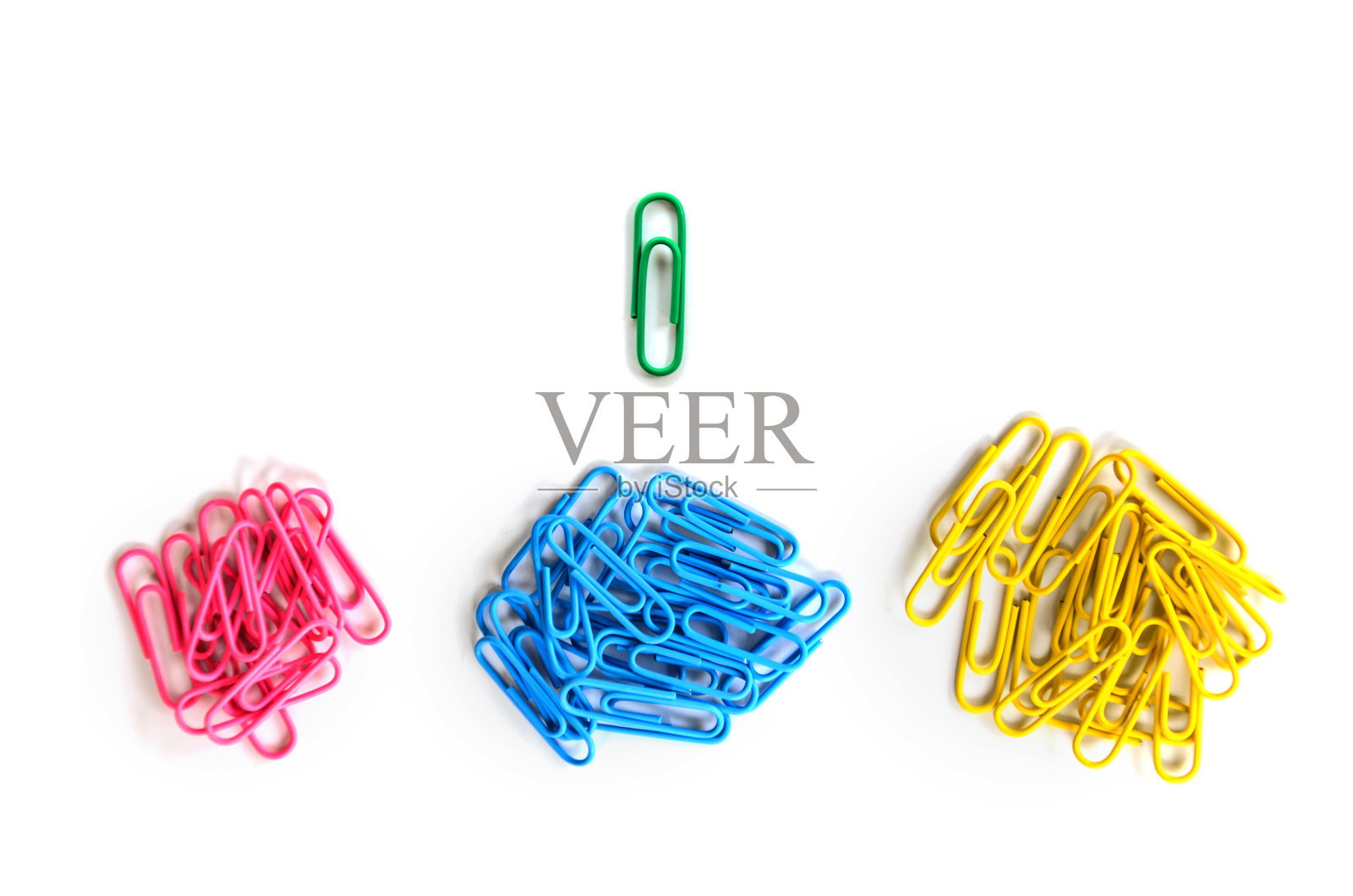 明亮的绿色回形针独特的想法概念在白色的背景照片摄影图片