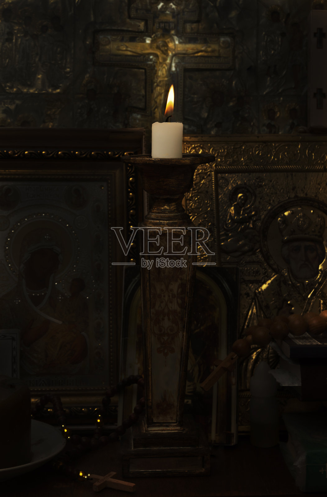 在教堂里燃烧的蜡烛照片摄影图片