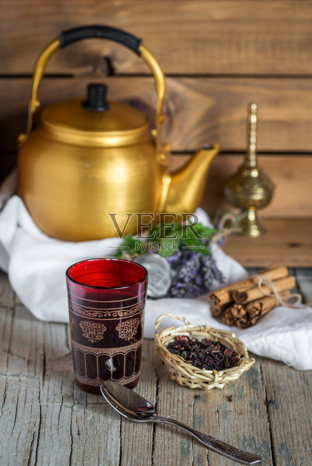 阿拉伯nana薄荷茶在传统的玻璃与薄荷照片摄影图片