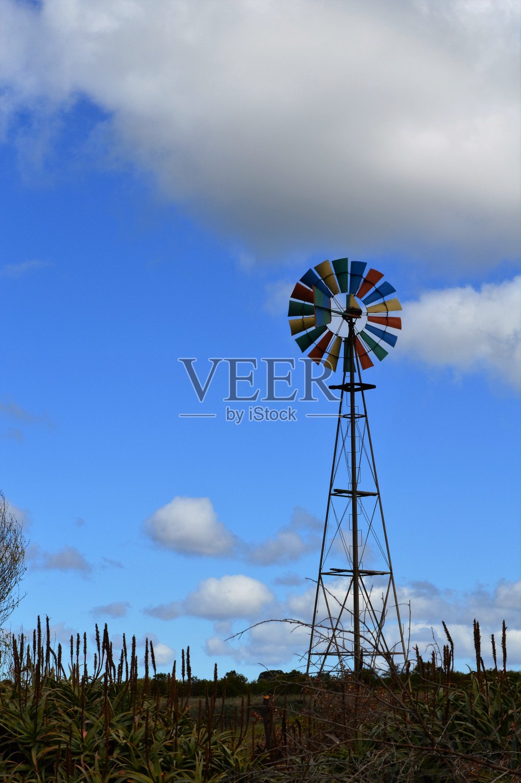 五颜六色的风车映衬着蔚蓝的天空照片摄影图片