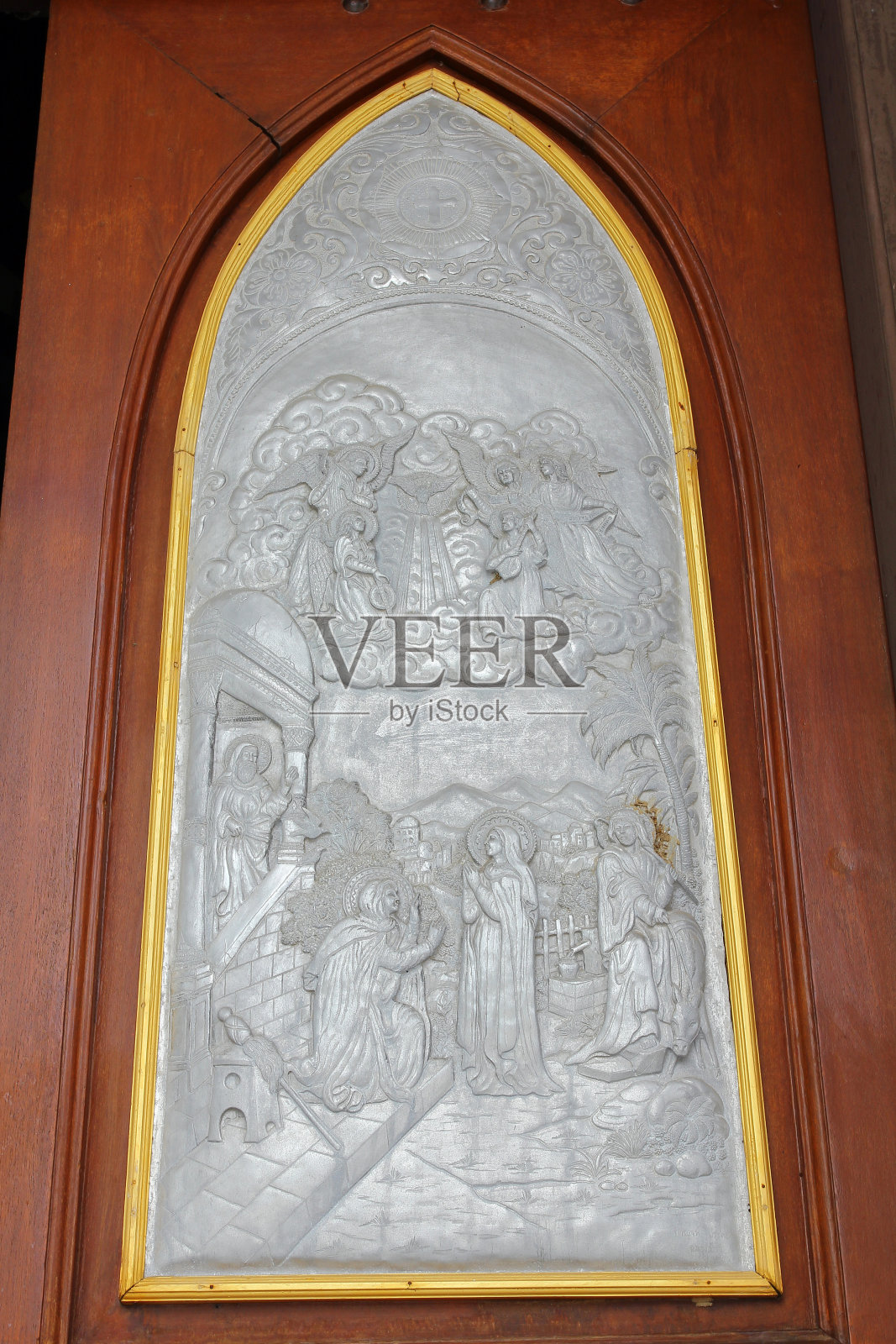 银色雕刻艺术上的耶稣画像照片摄影图片