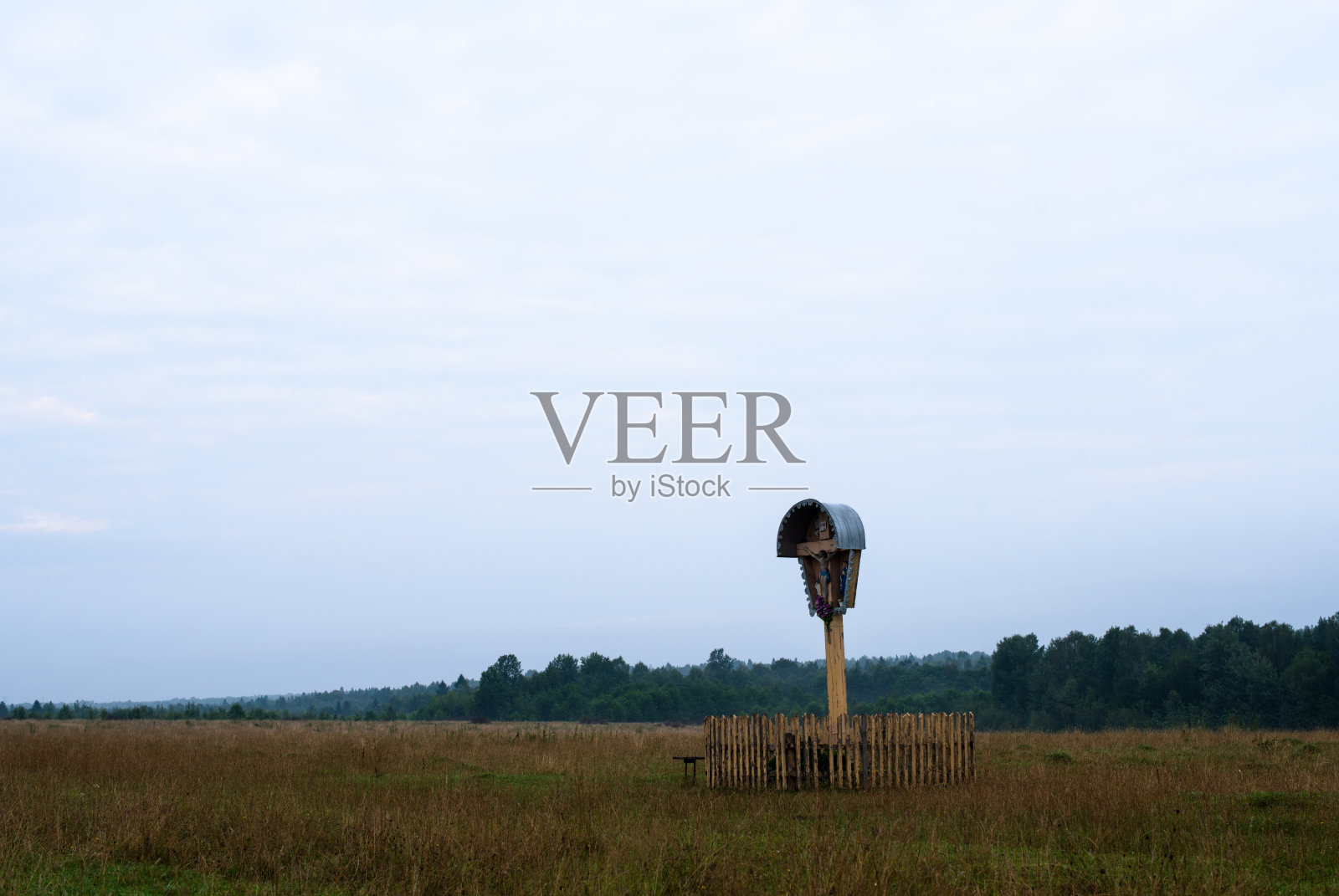 喀尔巴阡古老的木制十字架照片摄影图片