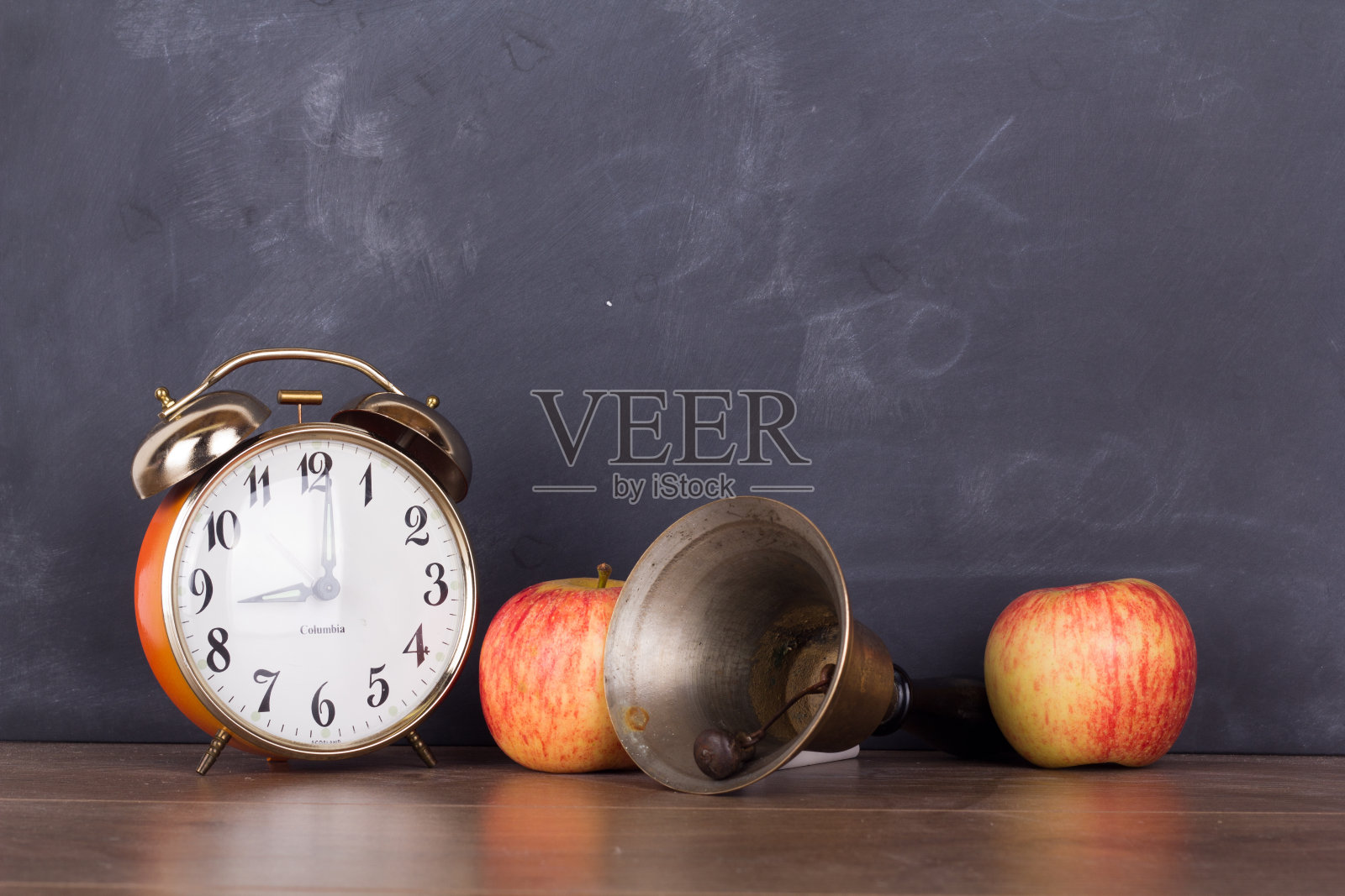 铃铛、闹钟和苹果贴在黑板上照片摄影图片