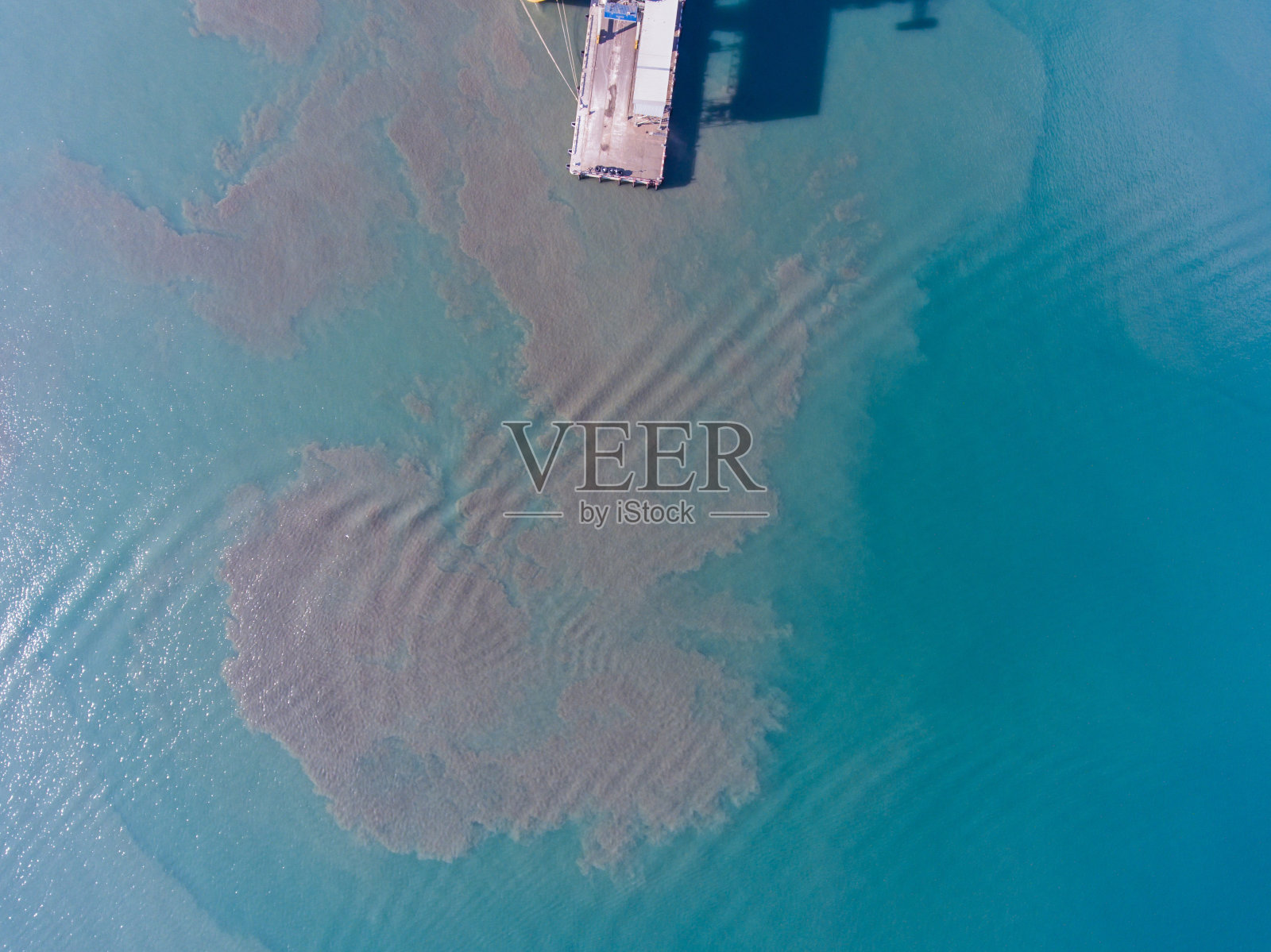 航拍港口码头附近水中的污垢照片摄影图片