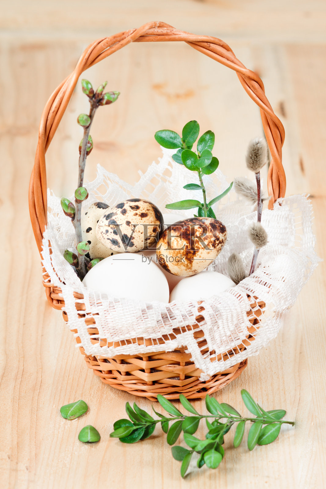 复活节装彩蛋的篮子照片摄影图片